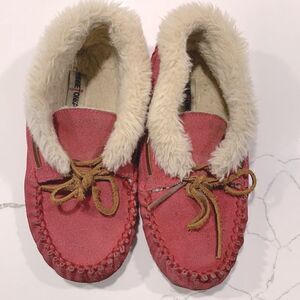 Minnetonka | Girls Pink Leather Cream Faux Fur Ankle Slippers Size 3